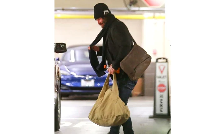 
    Keanu Reeves şi-a cărat singur bagajele pe platoul de filmăriFoto: profimedia  