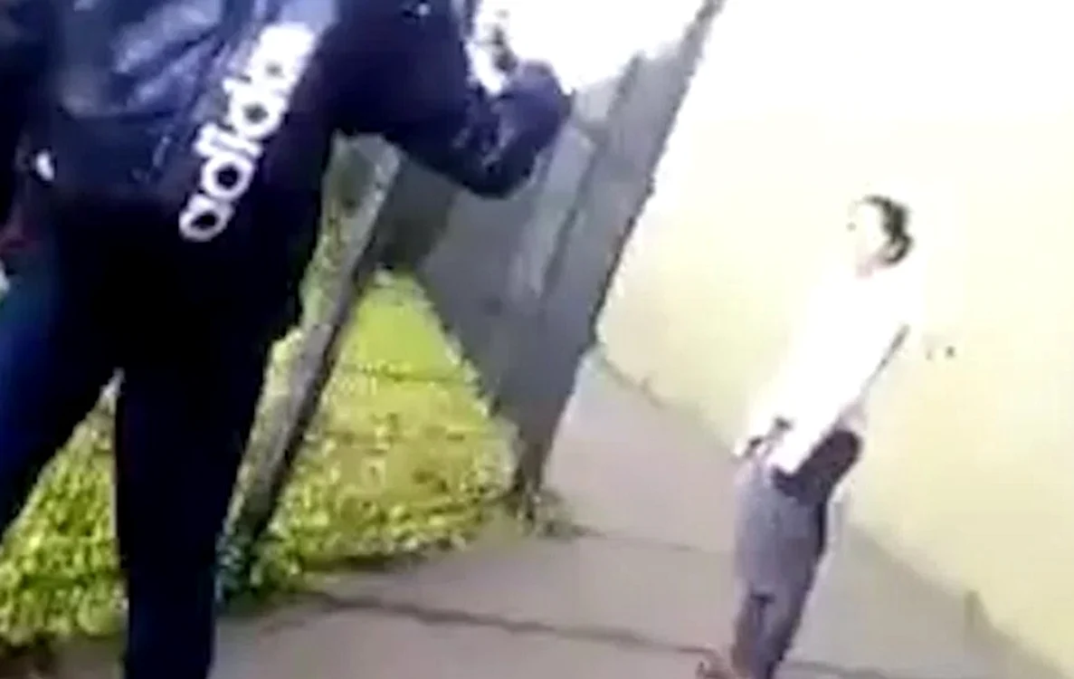 
    O româncă a fost agresată de un grup de tineri englezi, spunându-i că locul ei nu e în Regatul UnitFoto captură foto/Youtube  