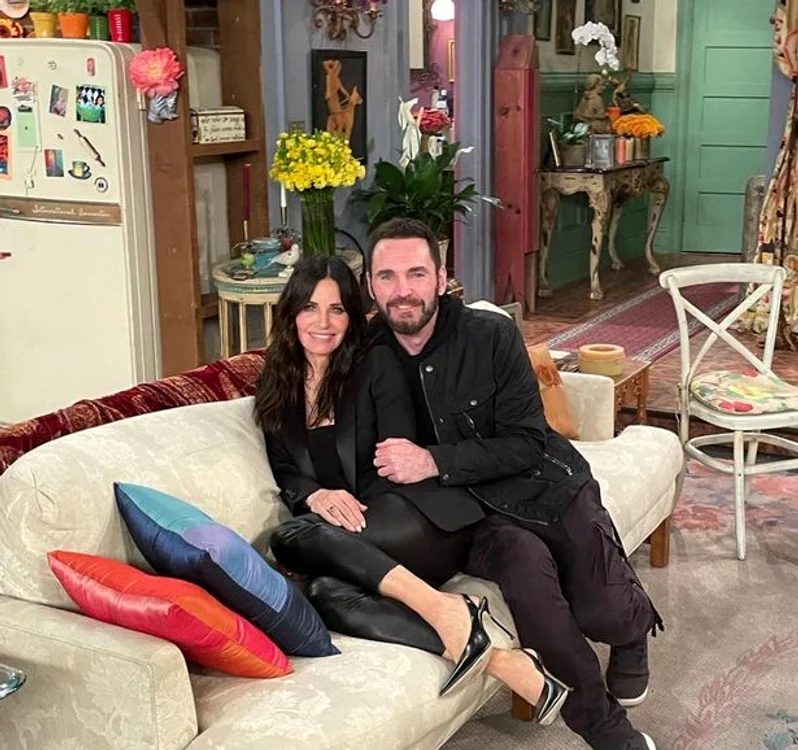 
    Courteney Cox, 57 de ani, și-a dus iubitul la filmările serialului ”Prietenii tăi”foto: Instagram  