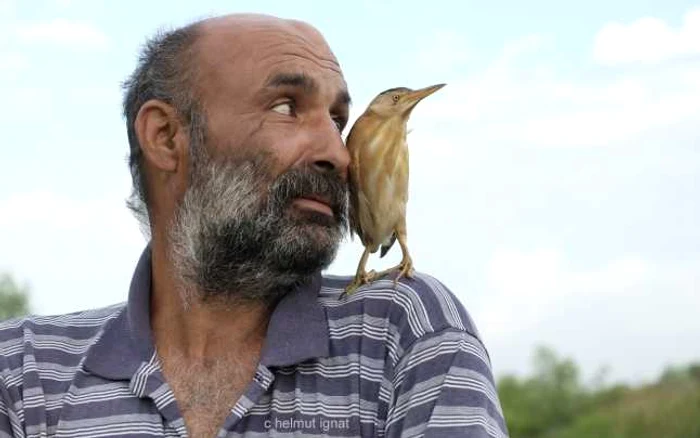 De câţiva ani activiştii de mediu l-au învăţat pe Gică ce înseamnă conservarea unei biodiversităţi. De atunci, el şi animalele sunt prieteni FOTO Helmut Ignat