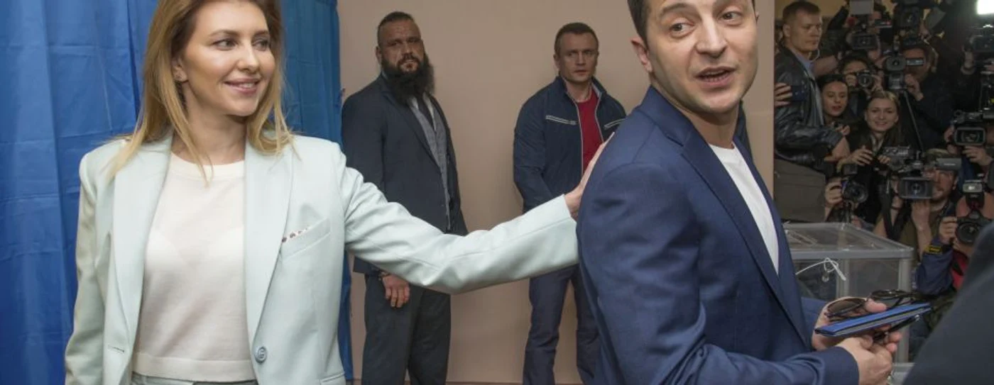 Volodimir Zelenski şi soţia sa la ieşirea din cabina de votare FOTO EPA