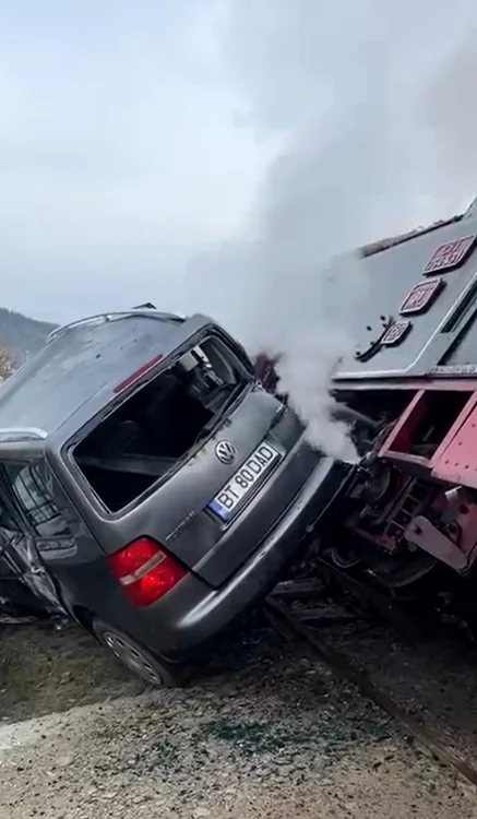 Un șofer a provocat deraierea mocăniței din județul Suceava. Foto: Botoșani News.