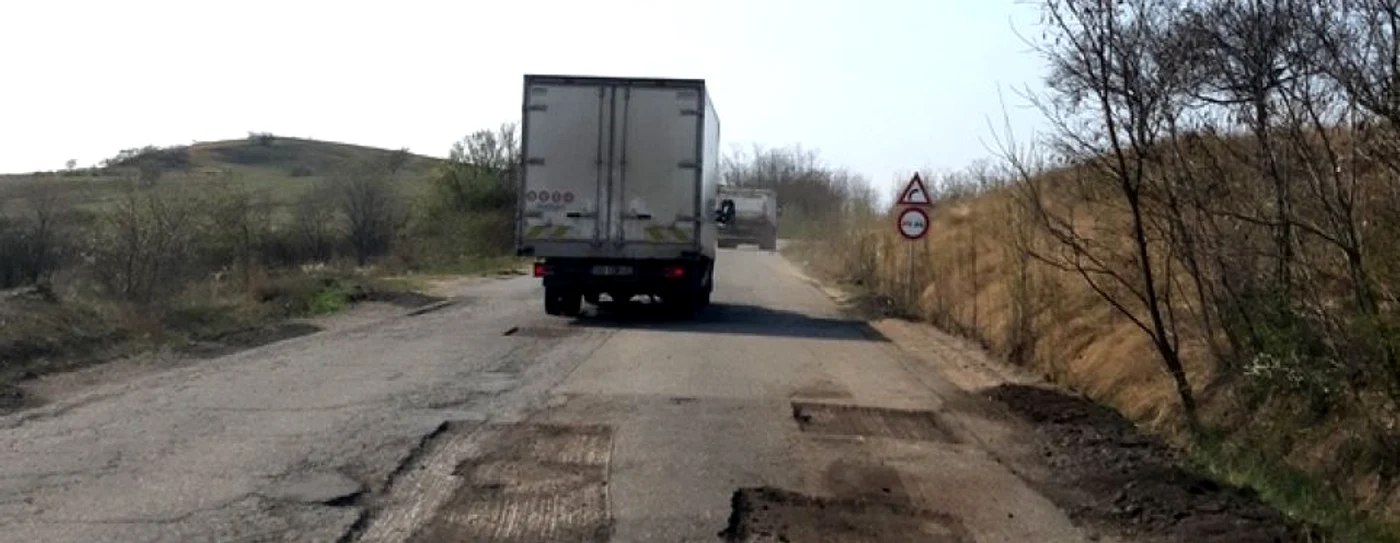 Şoseaua Hunedoara - Călan. Plombe în aşteptarea reabilitării totale. FOTO: Daniel Guţă. ADEVĂRUL.