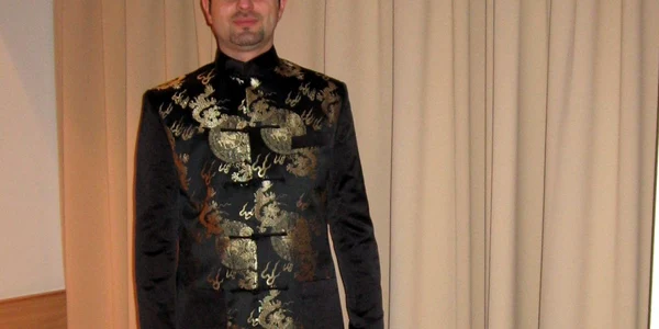 Nicolaie Moldovan, într-un costum tradiţional chinez