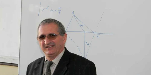 Paul Vâlceanu este profesor de 37 de ani - foto: Raluca Nicula