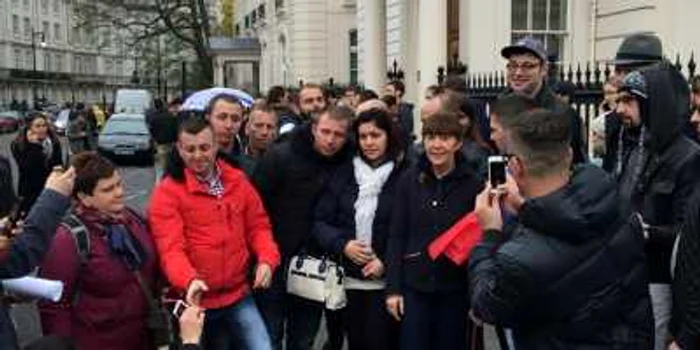 Monica macovei se află la coadă la Londra FOTO Facebook