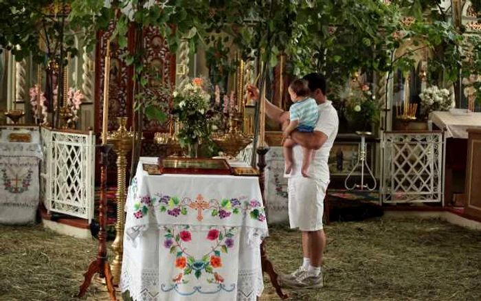 În biserica de vară, atmosfera de sărbătoare şi aroma teiului au domnit timp de o săptămână FOTO: Dumitru Goncear