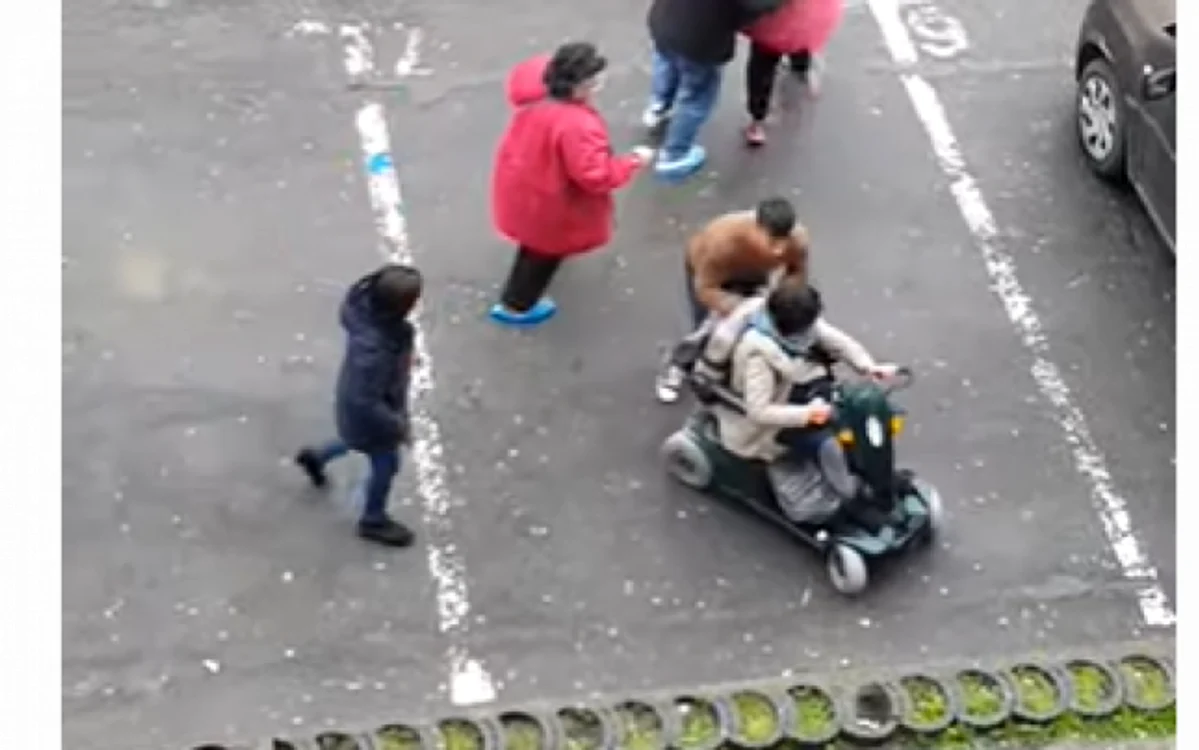 Tânărul o răstoarnă pe doamna aflată în scaunul special pentru persoane cu dizabilităţi. FOTO: captură video