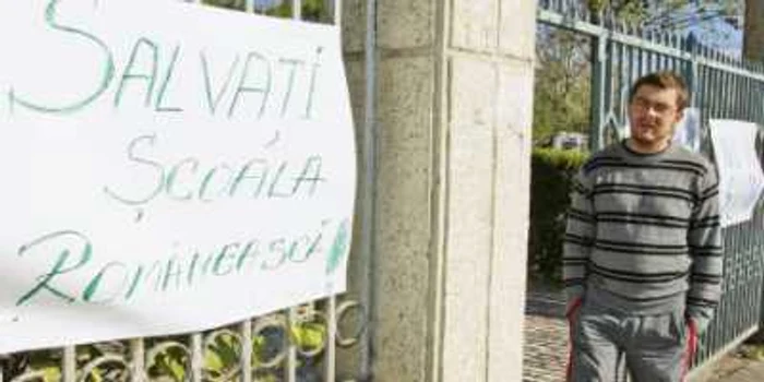 Dascălii de la Liceul Auto au pus pancarte pe poarta instituţiei