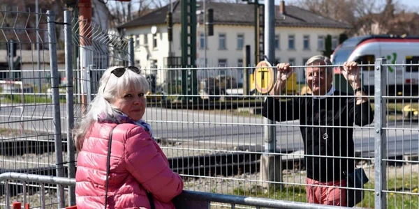Natascha Dematteis şi Micha Roth s-au întâlnit la graniţa Kreuzlingen-Konstanz FOTO Noele Illien