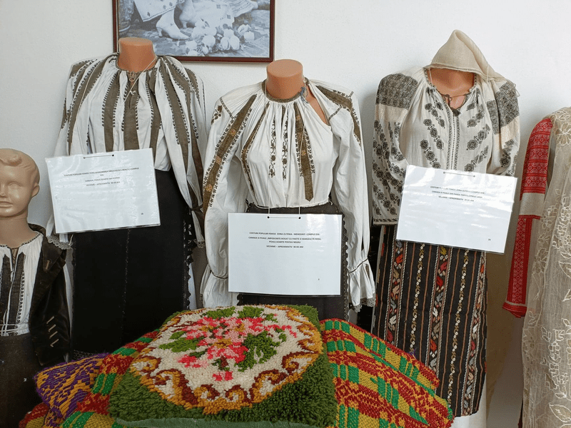 Muzeu al costumului popular românesc. Unele exponate au o vechime de 120 de ani 