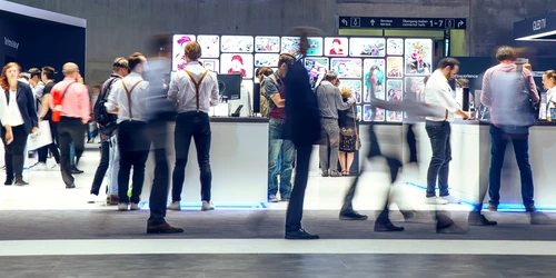 Magazin sau showroom Samsung FOTO Shutterstock 710314252 jpg