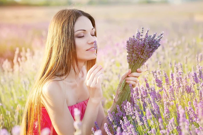Cele mai plăcute şi mai de efect mirosuri se găsesc în natură, iar noi le putem folosi acasă sub formă de uleiuri esenţiale