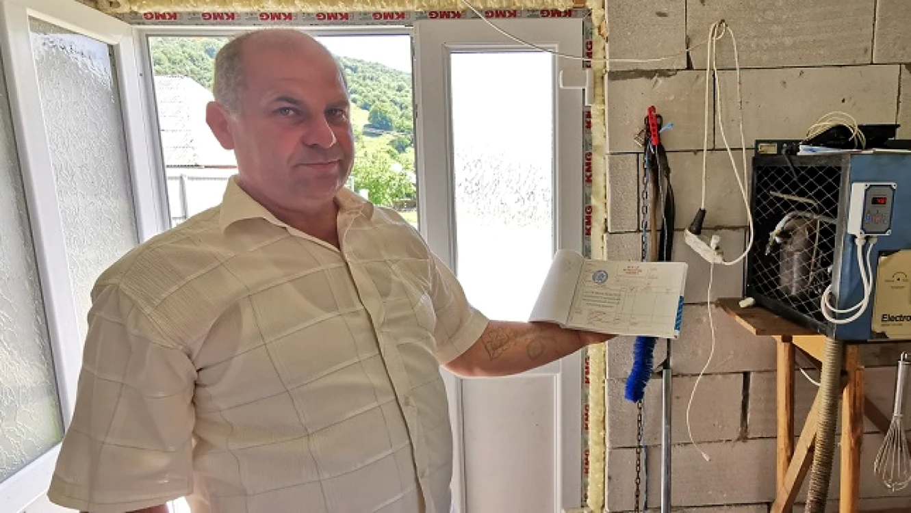 Gheorghe Paşca. Laptele produs la ferma sa este certificat eco Foto: Angela Sabău