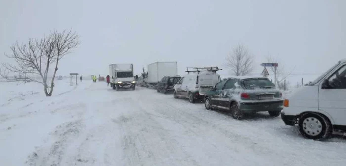 Zeci de şoferi au rămas blocaţi zile în şir în trafic