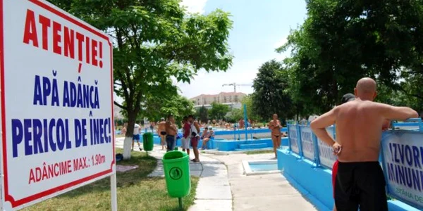 Panoul de avertizare de la bazinul mare din ștrandul Ioșia