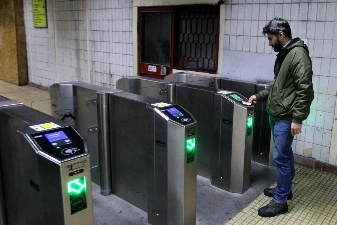 Călătorii pot plăti cu cardul bancar contactless direct la porţile de accesfoto: Click!
