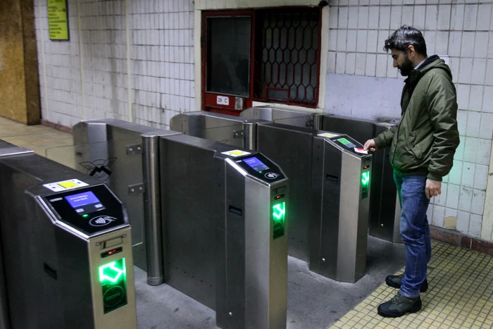 
    Călătorii pot plăti cu cardul bancar contactless direct la porţile de accesfoto: Click!  