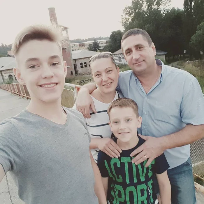 Cu familia sa, în urmă cu câțiva ani. FOTO Facebook Iulian Chiriță