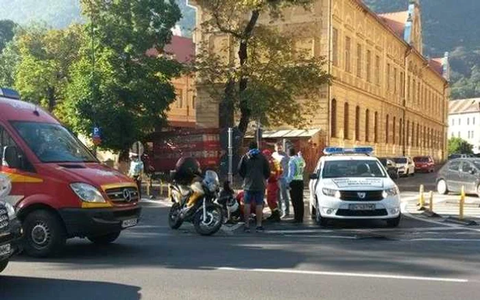 Motociclistul a fost rănit la un picior şi transportat la Spitalul Judeţean Braşov FOTO Cătălin Iordache