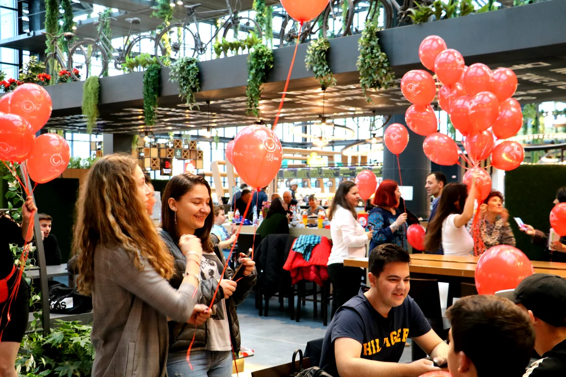 Oamenii de la mall s-au bucurat de întâlnirea cu artiștii