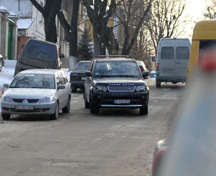 Echipa noastră l-a suprins pe Aureliu Colenco la volanul unui automobil de marca Range Rover. Foto: Eduard Bâzgu