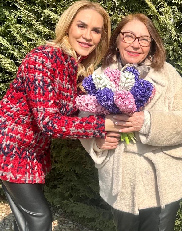 Gabriela Firea și mama sa, Foto Facebook jpg