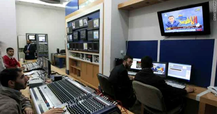 Angajaţii postulu Al-Aqsam lucrând în studioul din Gaza