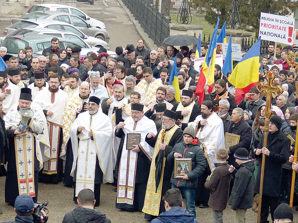 Peste 800 de suceveni au mărșăluit pentru menținerea religiei în școli