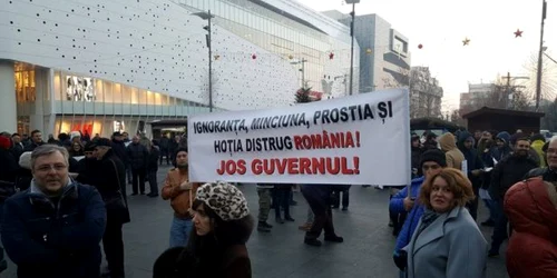 Peste 150 de craioveni protestează în Piaţa Mihai Viteazul 