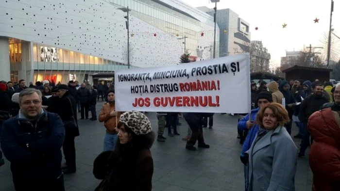 Peste 150 de craioveni protestează în Piaţa Mihai Viteazul