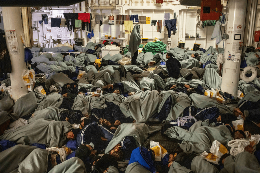 Italia permite doar debarcarea minorilor și bolnavilor de pe navele cu migranţi