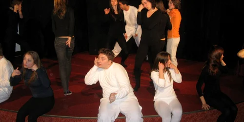 Actorii Teatrului de Joacă vor purta măşti atât pe scenă, cât şi pe străzile oraşului