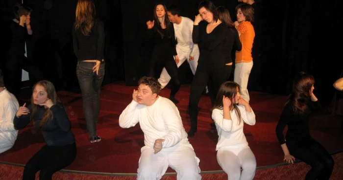 Actorii Teatrului de Joacă vor purta măşti atât pe scenă, cât şi pe străzile oraşului