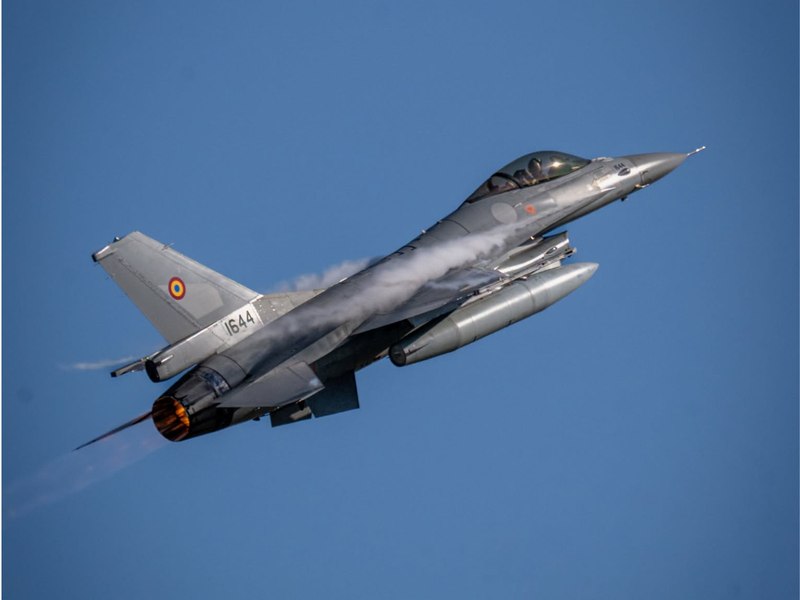 Avioane militare vor zbura la joasă înălțime în toată România. Ministerul Apărării: „Nu vă panicați, este vorba de antrenamente”