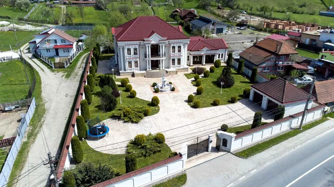 Vila are 530 de metri pătraţi şi două etaje. FOTOGRAFII: OLX.ro