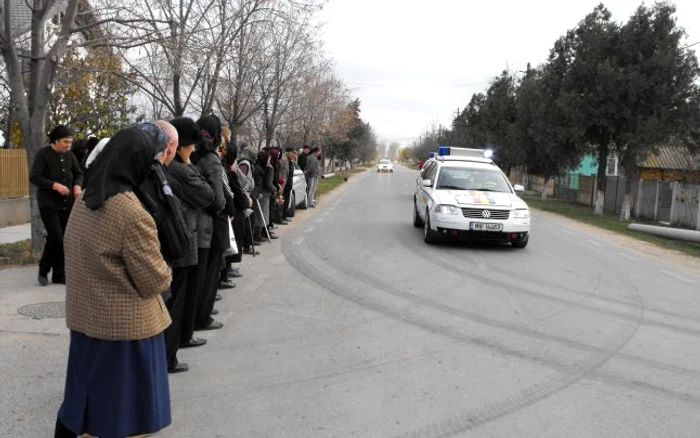 Masinile de poliţie au deschis drumul cortegiului funerar