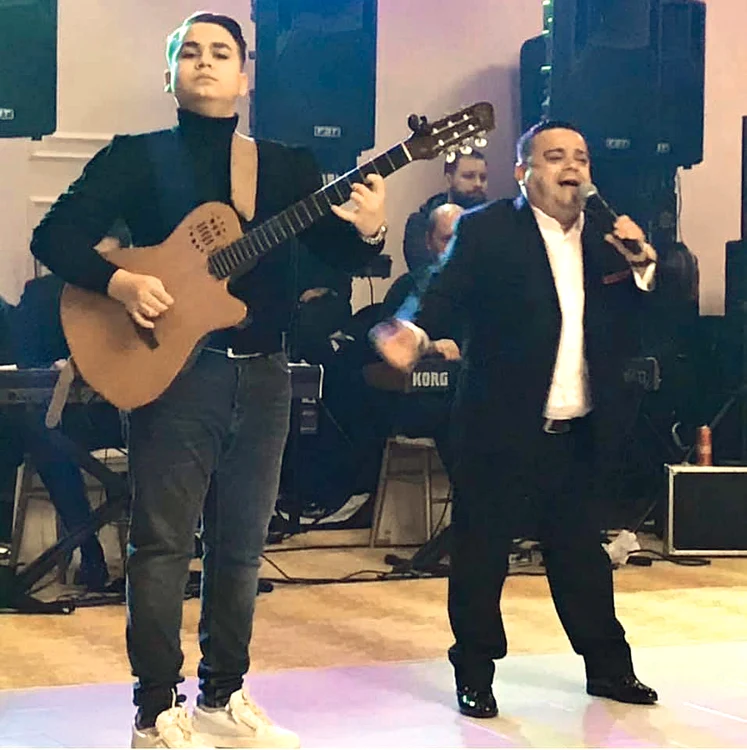 Adi Minune este acompaniat, la chitară, de fiul lui, Adrian Jr
