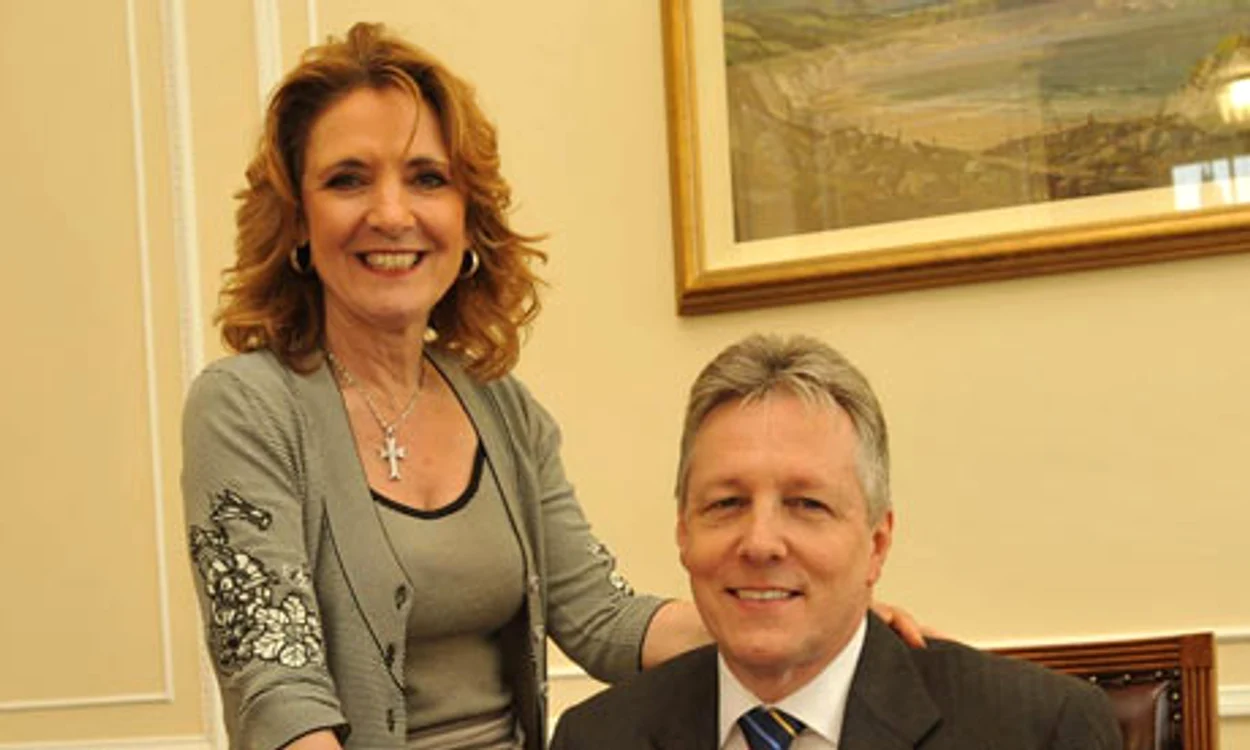 Iris Robinson, alături de soţul ei, premierul nord-irlandez, Peter Robinson (Foto: John Harrison, The Guardian)