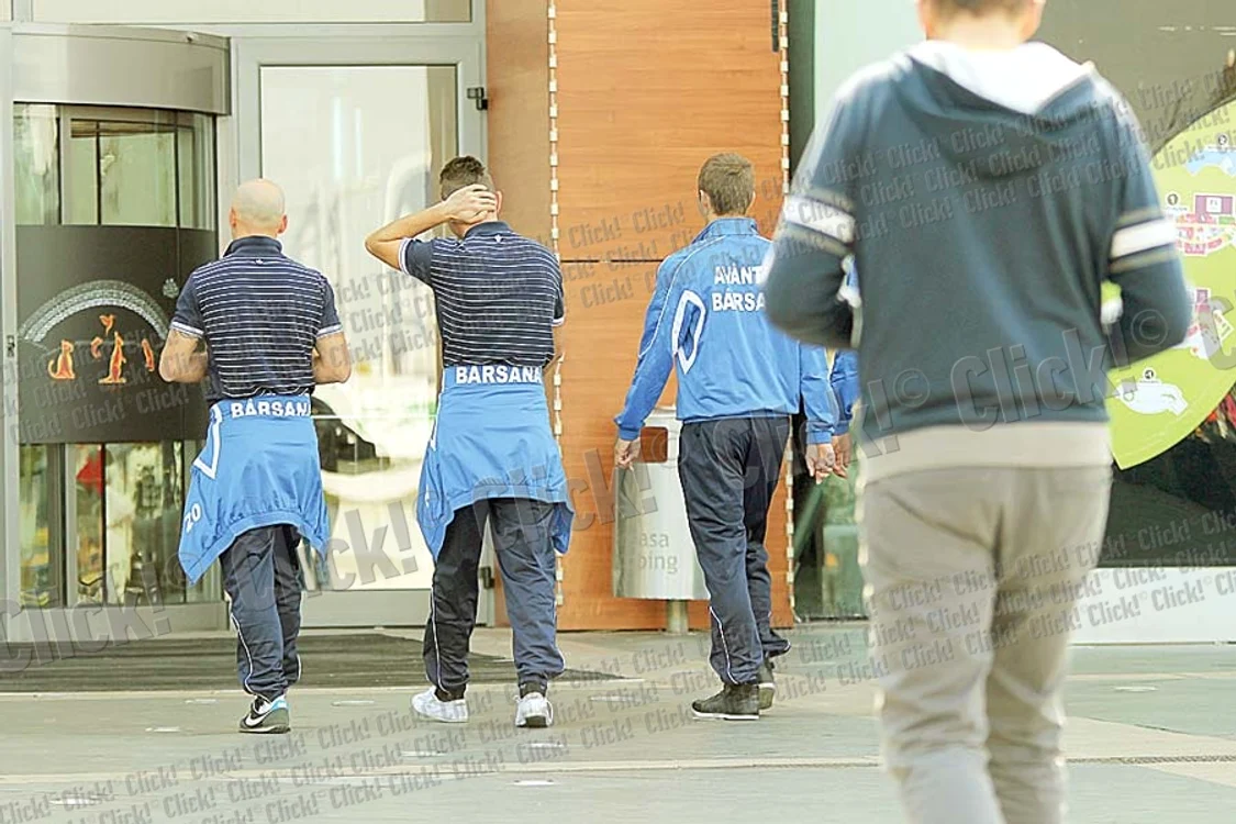 Fotbaliştii de la Avântul au admirat vitrinele  magazinelor din  mall-ul Băneasa (Fotografii: Caps)