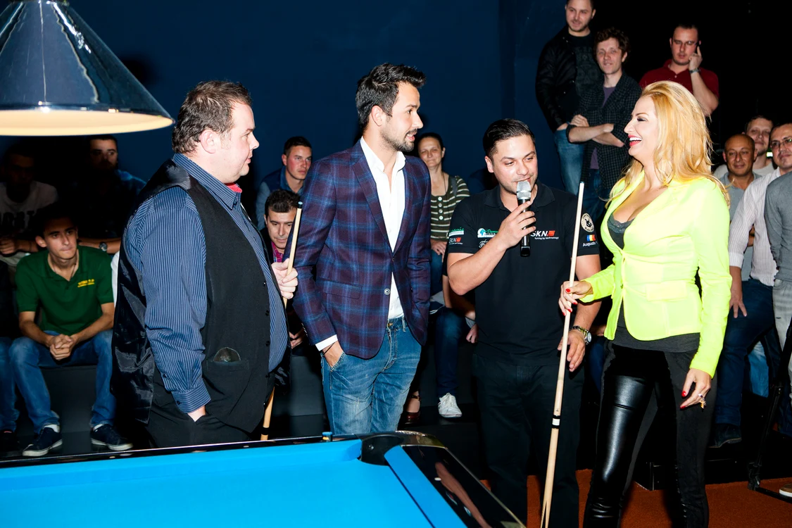 
    Julia Jianu a jucat biliard alături de Stephen Lee, la Tac BiliardFoto: Arhivă personală  