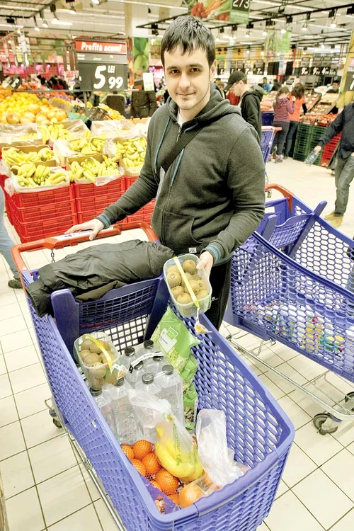 
    Ştefan Ţoncu a  cumpărat fructe, apă  şi ceaiuri în valoare  de peste 150 de leiFoto: Dorin Constanda  