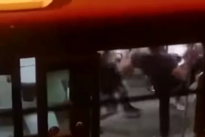 Bătaie într-un autobuz din RomaFoto captură foto/ Youtube