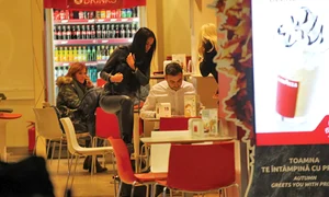 Cruduța a stat  cu noul iubit  la un pahar de  suc în local jpeg