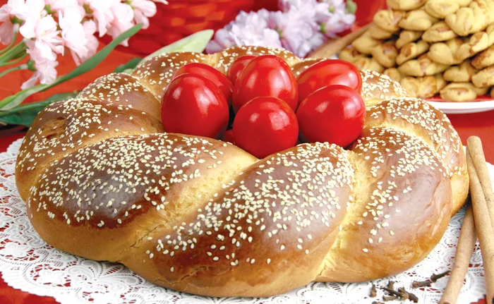 
    Creştinii ortodocşi iau lumină sâmbătă noaptea  