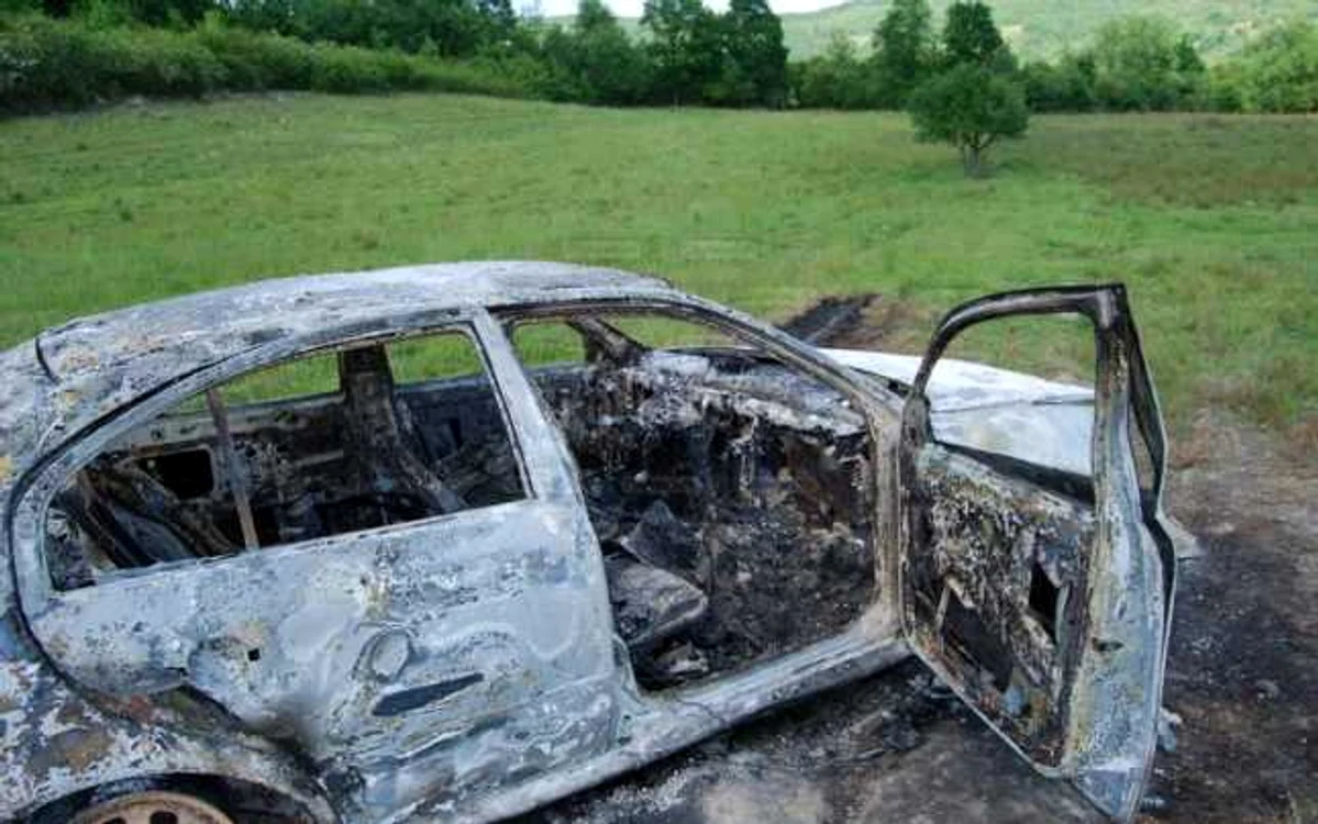 Maşina în care se aflau victimele a ars în urma accidentului. Foto Arhivă