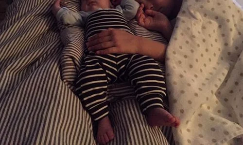 Bebe Moise și Sarah au fost pozați de mama lor jpeg