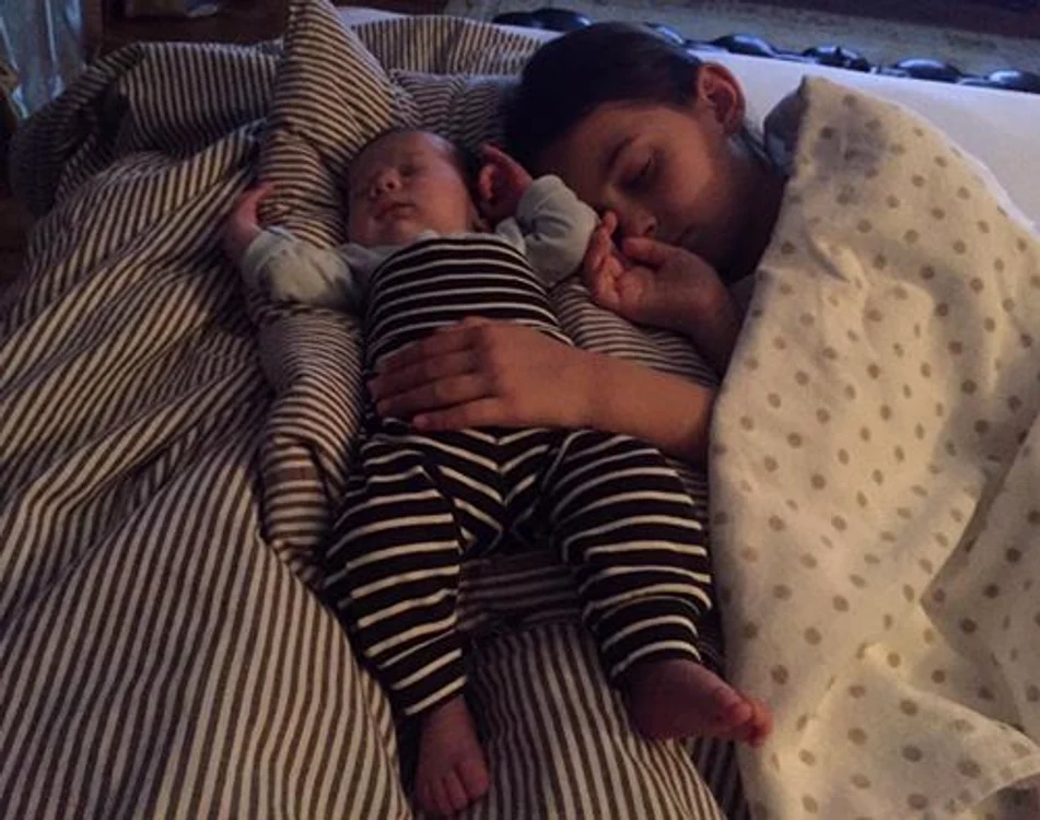 Bebe Moise și Sarah au fost pozați de mama lor