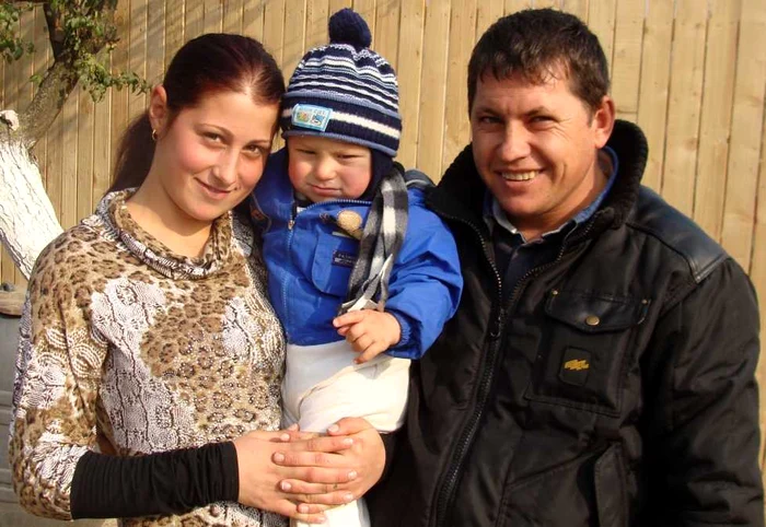 Ion, Alina si fiul lor, Alexandru, o familie fericita casatorita cu acceptul instantei