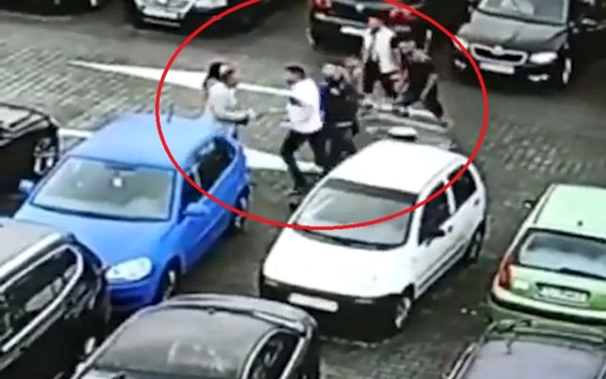 Un șofer a fost bătut crunt în parcarea unui mall din Craiova Foto: adevarul.ro